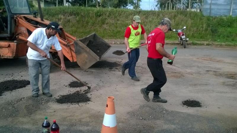 Secretaria de Obras realiza reparo nas vias