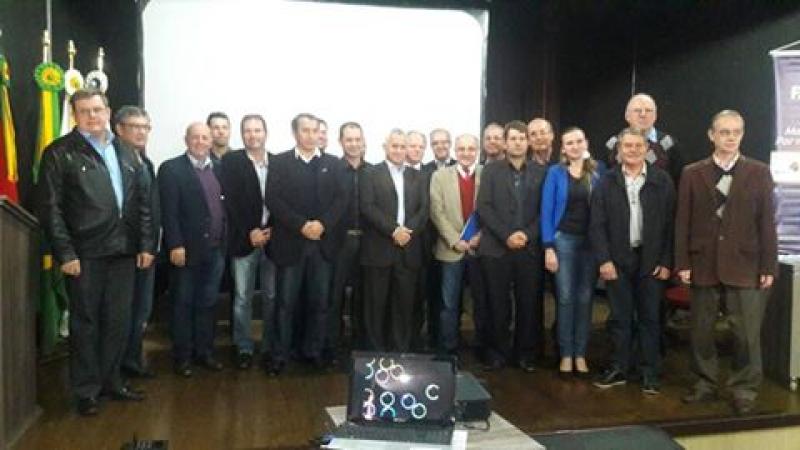PREFEITO PARTICIPA DE REUNIÃO NO MUNICÍPIO DE SÃO SEPÉ