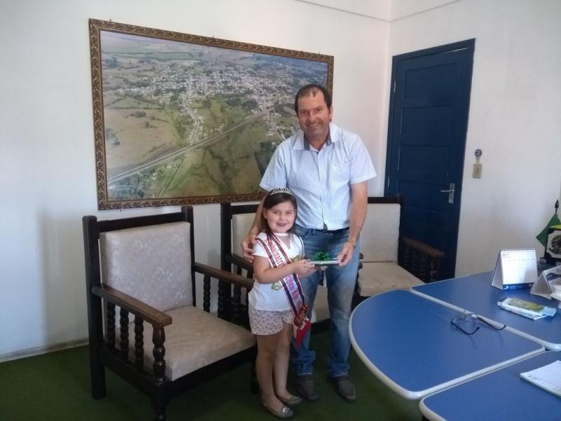 PREFEITO RECEBE A VISITA DA EMBAIXATRIZ DO TURISMO MIRIM DE SÃO VICENTE DO SUL