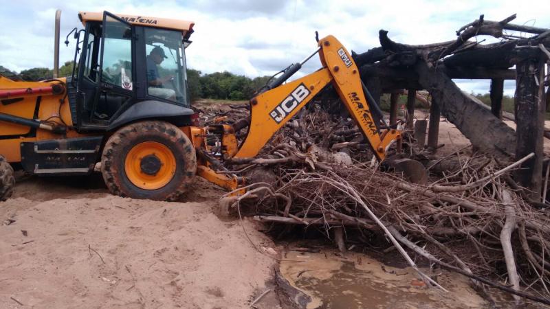 ADMINISTRAÇÃO MUNICIPAL REALIZA RETIRADA DE ESCOMBROS DA PONTE DO BALNEÁRIO PASSO DO UMBU QUE CAIU EM 2012