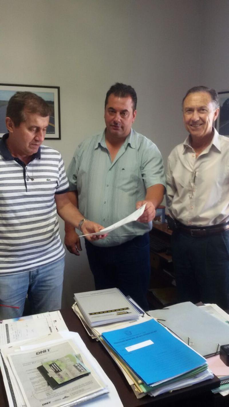 PREFEITO DE SÃO VICENTE DO SUL SE REÚNE COM REPRESENTANTE DO DNIT E PEDE DOAÇÃO