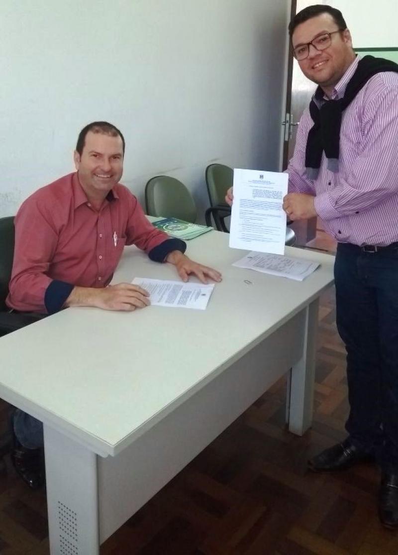 PREFEITO ASSINA CONVÊNIO DA CONSULTA POPULAR 2016/2017