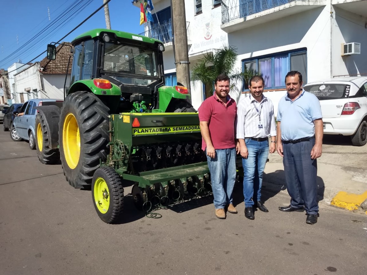 SECRETARIA DA AGRICULTURA RECEBE PLANTADEIRA AGRÍCOLA