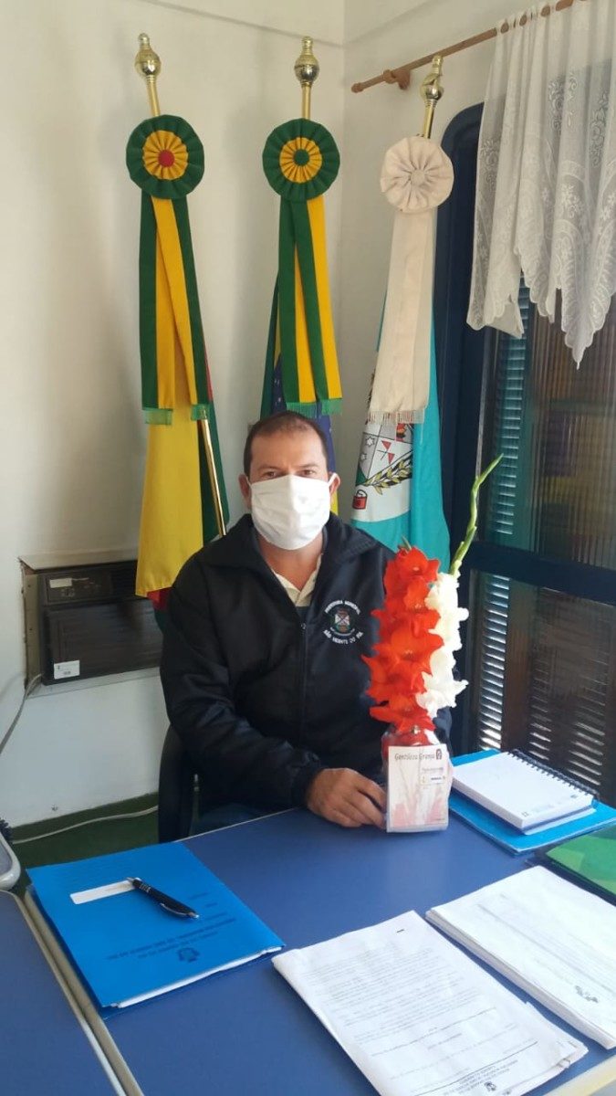 PREFEITO E SECRETÁRIOS MUNICIPAIS RECEBEM FLORES DO PROJETO FLORES PARA TODOS