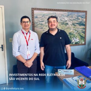 INVESTIMENTOS NA REDE ELÉTRICA DE SÃO VICENTE DO SUL   Na manhã desta segunda-feira, 21 de Outubro, o Prefeito Fernando Pahim, recebeu em seu gabinete o Consultor de Negócios RGE, José Pedro Ortiz, o qual relatou investimentos realizados pela RGE em todo o  sistema elétrico no município de São Vicente do Sul.   Segundo relatos, em 2022 foram investidos R$ 7.200,000,00 (sete milhões e dizendo mil reais), 2023 foram investidos R$ 4.200,000,00 (quatro milhões e duzentos mil reais) e 2024 também foram investidos R$ 4.200,000,00 (quatro milhões e duzentos mil reais).   Entre os investimentos, destaca-se que 83% dos postes já são de concreto, entregando mais robustez e confiabilidade no fornecimento de energia para os clientes do município de São Vicente.  Importante destacar que Pedro elogiou o investimento em Leds, esse projeto ajudou na considerável economia do município. Na ocasião, Pahim afirmou que o projeto terá seguimento na busca da troca de 100% das luminárias atuais.