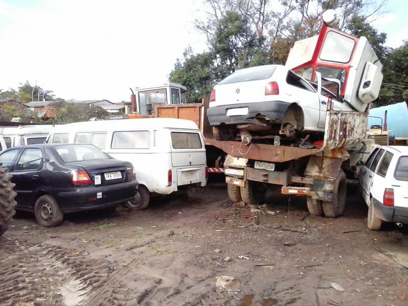 Prefeitura vai leiloar veículos oficiais inutilizados e sucatas